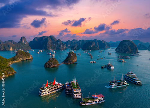 Fotografie Aerial view of sunset over Halong bay with tourist cruise boats and limestone is