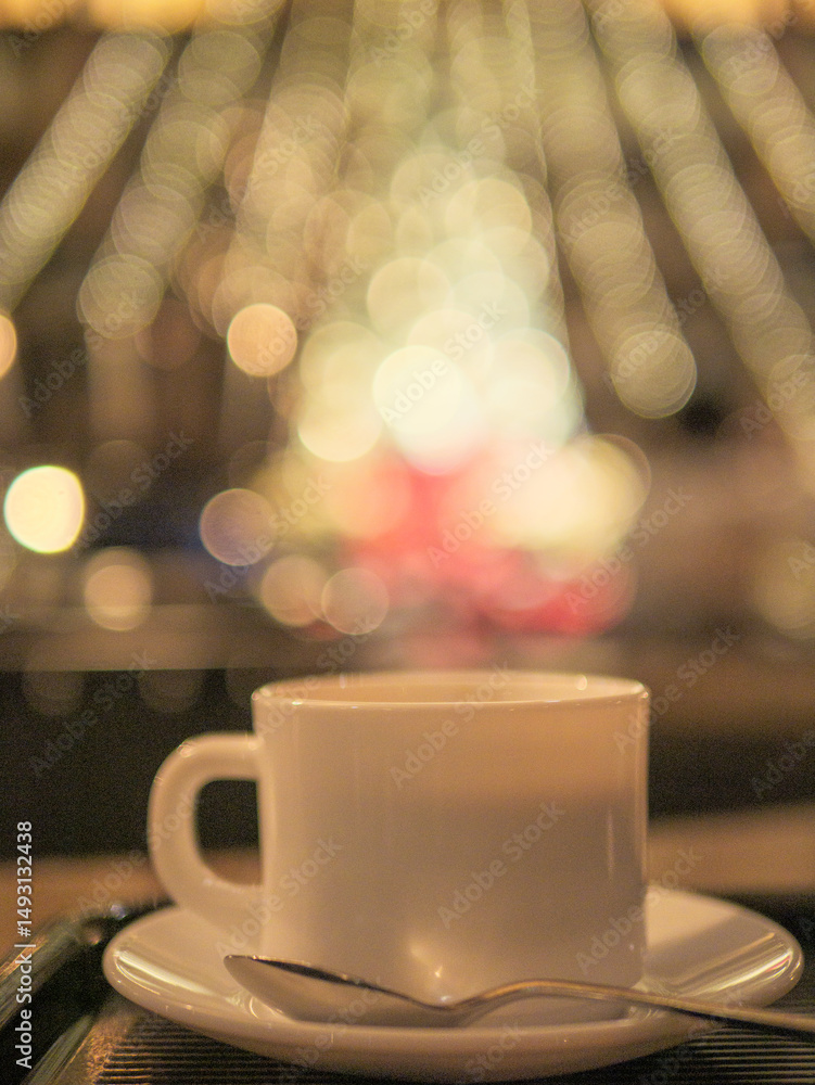 Obraz premium イルミネーションとコーヒー カフェ
