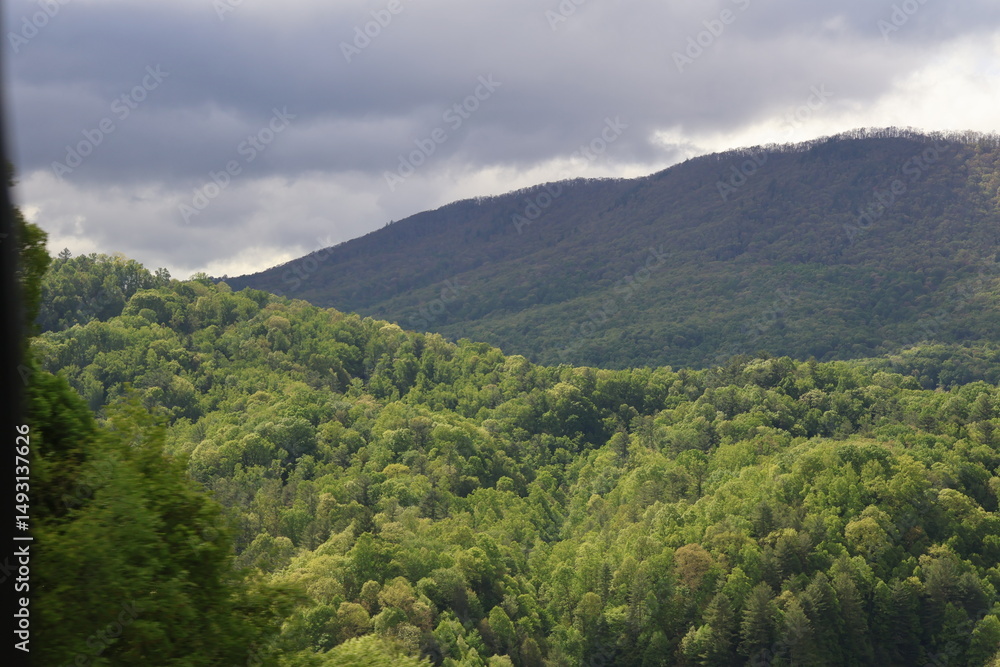 Obraz premium Mountains in the backdrop of a Tennessee highway