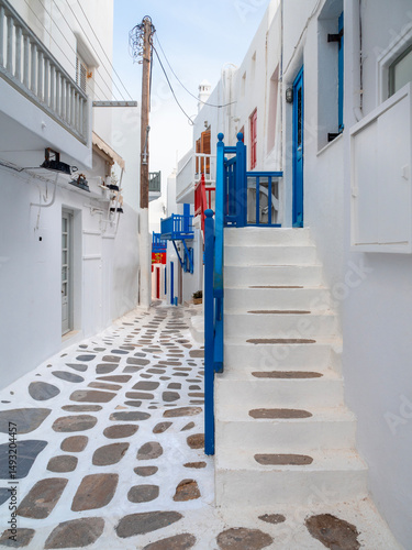 Fototapeta Naklejka Na Ścianę i Meble -  Narrow traditional streets on the island of Mykonos in Greece
