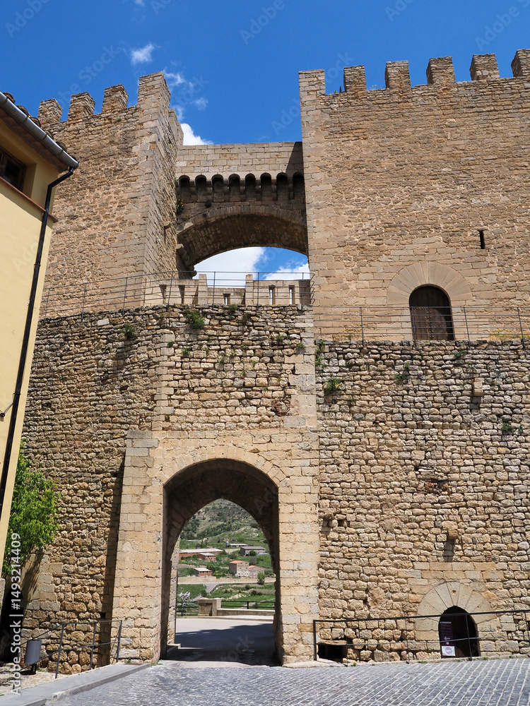 Obraz premium Detalle de las murallas y entrada a la ciudad medieval de Morella,España