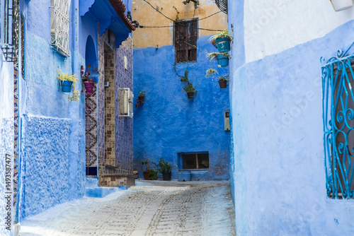 Klimatyczne uliczki w niebieskim mieście w Maroku