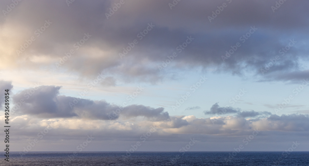 Obraz premium Serene Ocean Underneath Dramatic Sky and Clouds with Tranquil Atmosphere