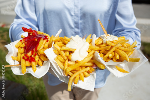 Große Portion Pommes mit Mayo und Ketchup