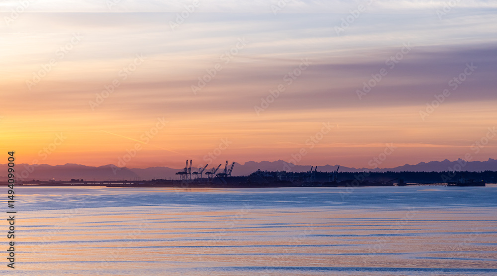 Obraz premium Beautiful Sunrise Over Port of Vancouver With Pacific Ocean West Coast Scenery