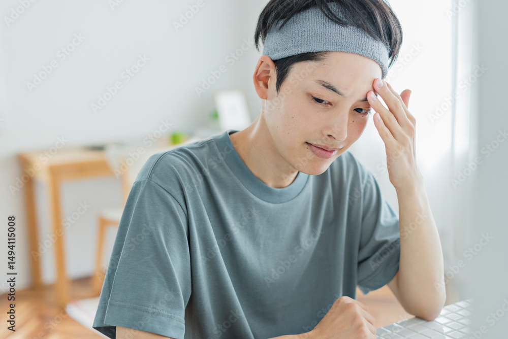 Fototapeta premium 肌荒れを気にする若い男性