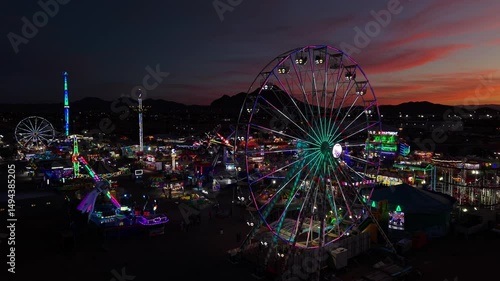 Feria de santa rita en ciudad Chihuahua en el atardecer, cerros y montañas de la ciudad
