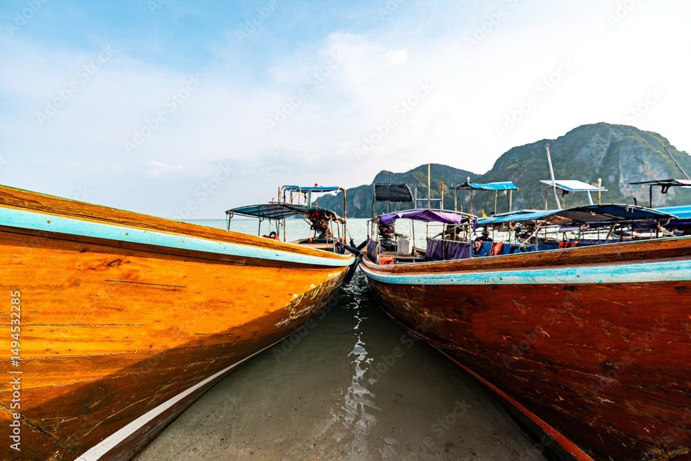 Naklejka premium Background of longtail boats on the seashore of Phi Phi Island, Thailand