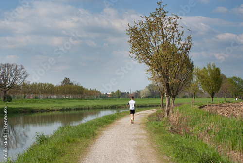 persona fa attività sportiva nella campagna Italia