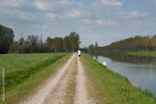 persona fa attività sportiva nella campagna