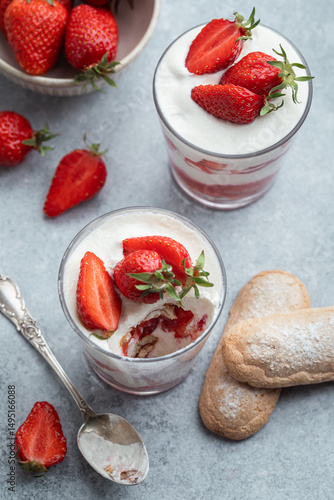 tiramisu verrines dessert crème fouettée fraises fraiches et coulis	
