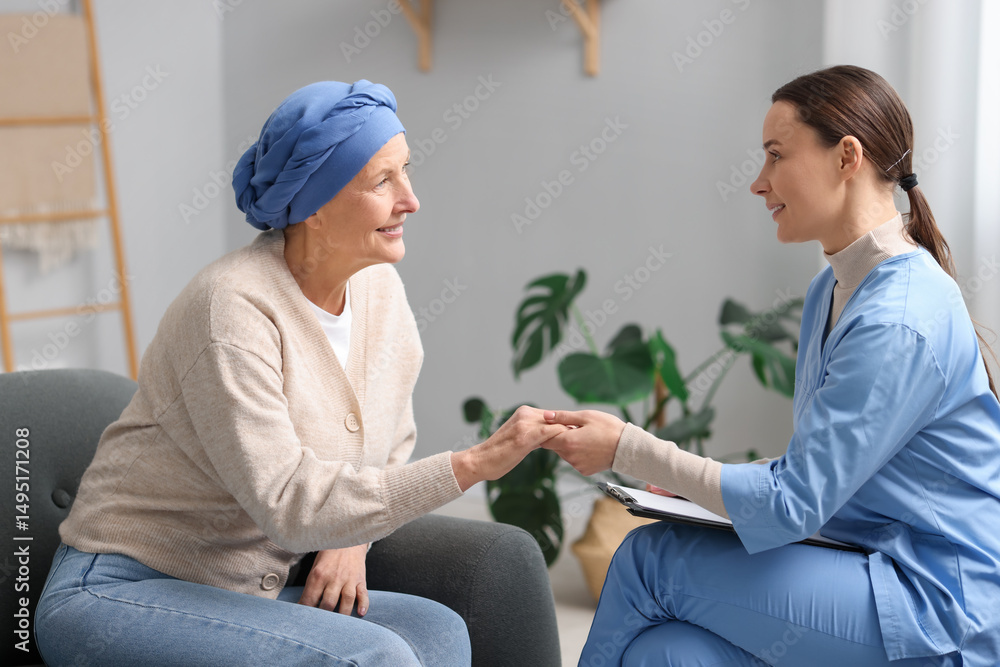 Obraz premium Nurse supporting woman with cancer at home