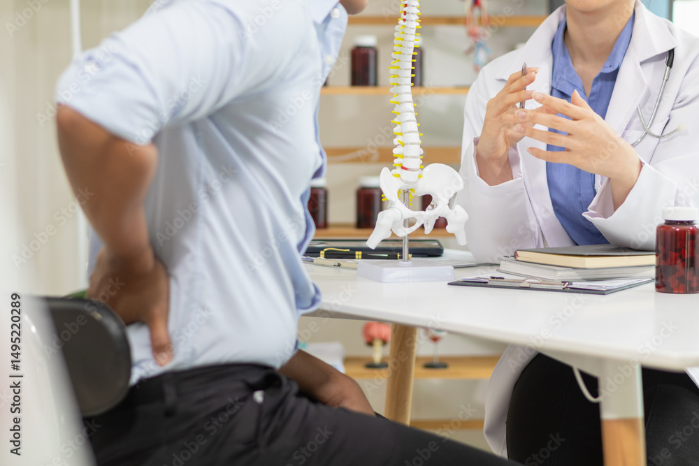 Obraz premium patient experienced pain in the spine and sought advice from a doctor so that the doctor could diagnose and treat the back pain because the back pain made it impossible for him to live his normal life