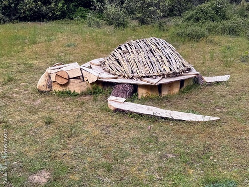 Structure en bois le long de la piste cyclable