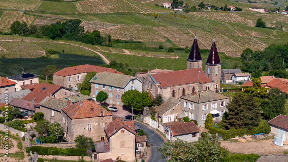 Obraz premium Paysage pittoresque du vignoble du Beaujolais autour du village de Saint Joseph au printemps