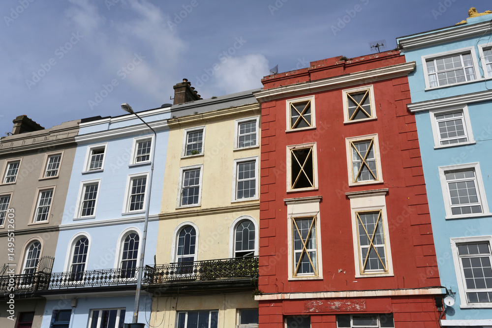 Fototapeta premium Rangée de maisons colorées à Cobh, ville portuaire Irlandaise