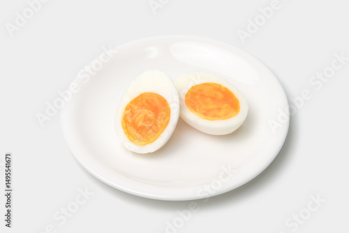 半分に割れた卵の殻と半熟卵