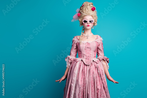 Cuadro en lienzo Photo of young aristocratic woman sunglass empty space wear baroque dress isolat