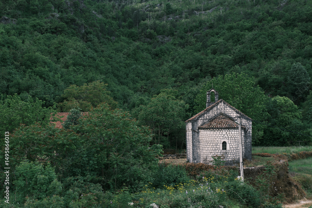 Obraz premium An old stone church in a secluded location in a stunning mountain landscape