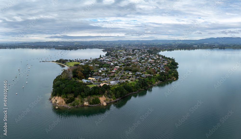 Αυτοκόλλητο Aerial view of a peninsula with houses and boats in a bay in Omokoroa, Bay Of Plenty, New Zealand