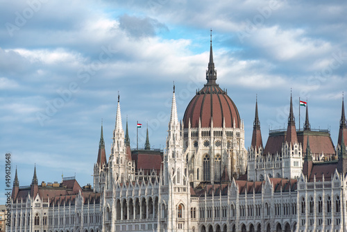 Photography The Hungarian parliament building in Budapest is standing on the bank of the Dan