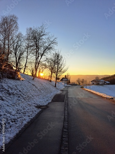 Straße in einem kleinen Dorf in Bayern bei Sonnenuntergang