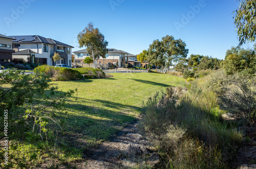 Foto Green buffer zone between suburban houses and natural vegetation in an Australian neighborhood