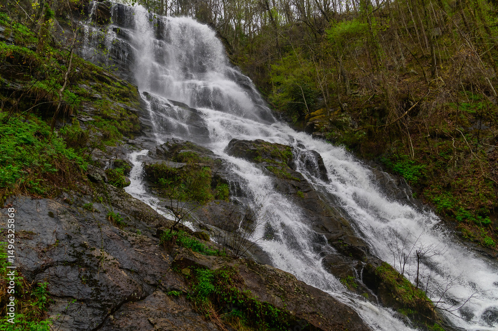 Obraz premium Upper View of Amicalola Falls after Heavy Rain, near Dawsonville, Georgia.