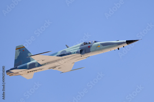 Konstfotografi bottom view  of a F-5E Tiger II in the aggressor color scheme, approaching in be