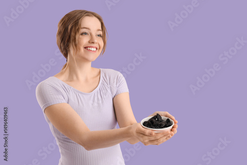 Young pregnant woman with d...