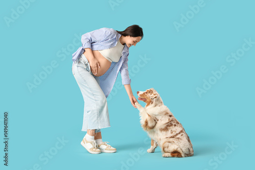 Young happy pregnant woman ...