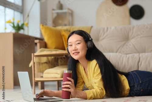 Smiling young asian woman w...