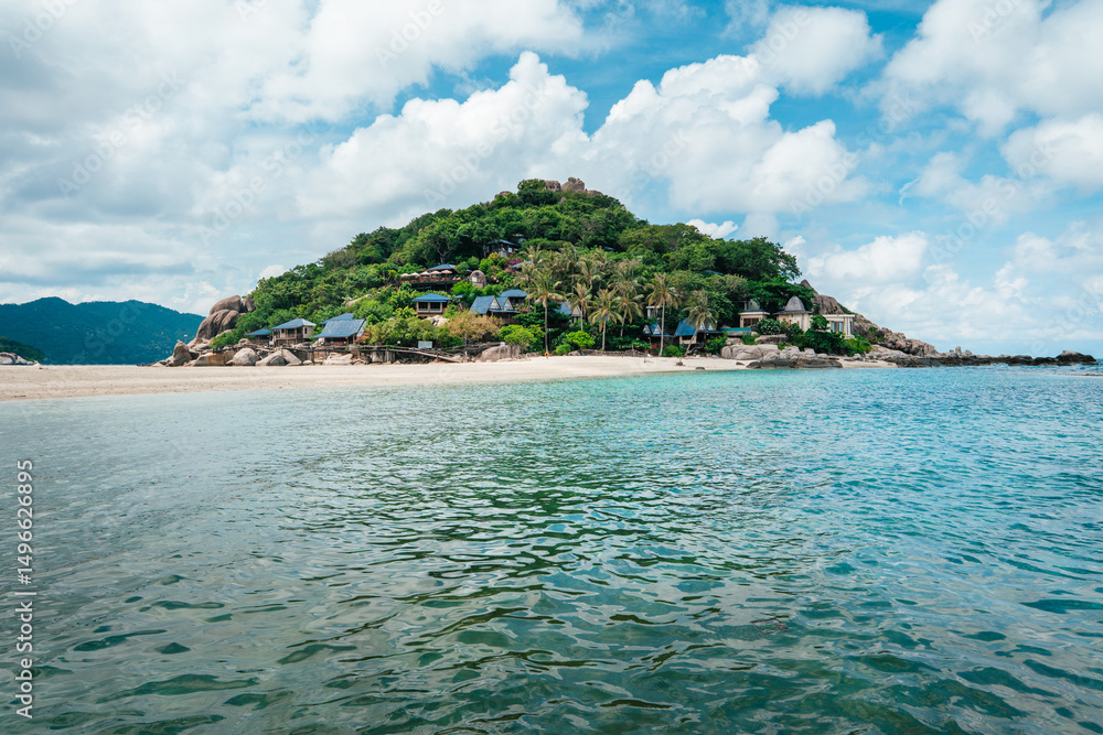 Fototapeta premium Tropical sea and islands, crystal clear water and beaches on Koh Nang Yuan