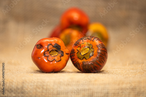 frutos frescos de chontaduro (Bactris gasipaes) sobre una superficie rústica de arpillera. 