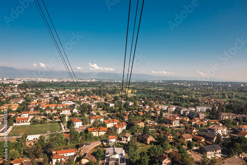Le téléphérique du Salève transporte les visiteurs depuis la plaine jusqu’au sommet de la montagne, offrant une vue spectaculaire sur Genève, le lac Léman et les Alpes.  photo