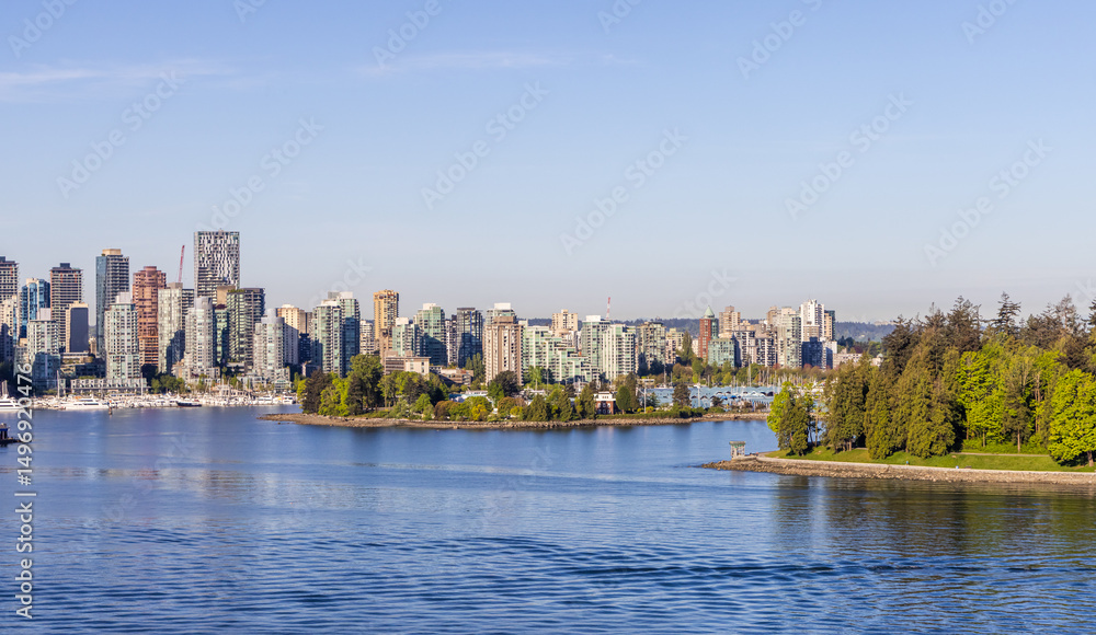Fototapeta premium Scenic View of Downtown Vancouver Skyline with Waterfront and Greenery