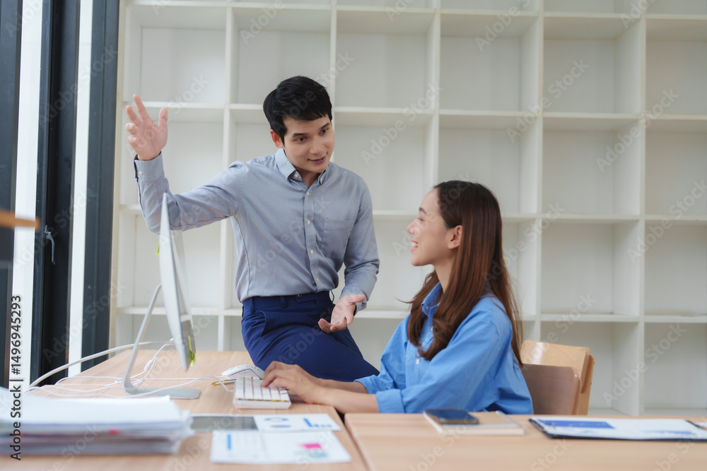 Obraz premium Business people working and brainstorming together in modern office