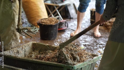 Wallpaper Mural 荒壁土を作る様子 Torontodigital.ca