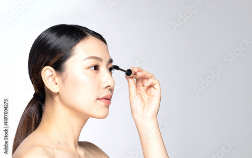 マスカラを塗る美しい日本人女性の横顔　AI生成画像