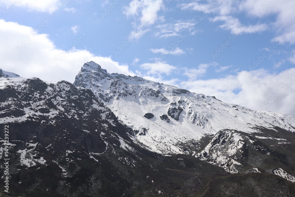 Fototapeta premium Darjeeling and Sikkim, nestled in the eastern Himalayas, offer breathtaking mountain landscapes, serene monasteries, and lush tea gardens. 