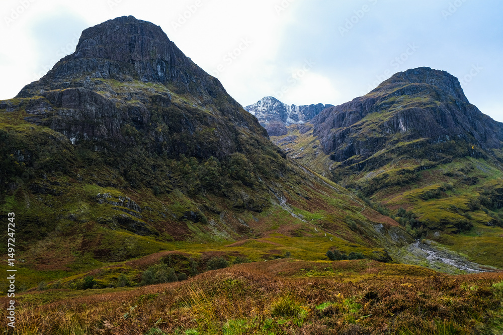 Naklejka premium mountain landscape with blue sky