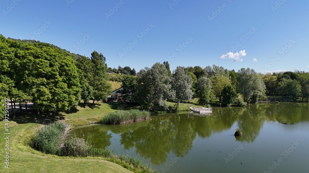 Fototapeta premium Vista panoramica su un giardino e lago