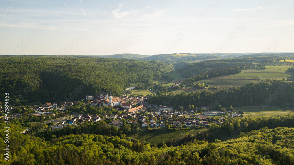 Naklejka premium Zwiefalten im Frühlingsgrün. Klosterstadt aus der Vogelperspektive.