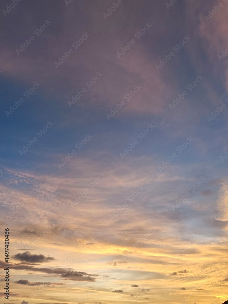 Fototapeta premium Vibrant Sunset Sky Over a Tranquil Sea