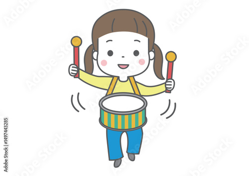 笑顔で太鼓をたたいている女の子