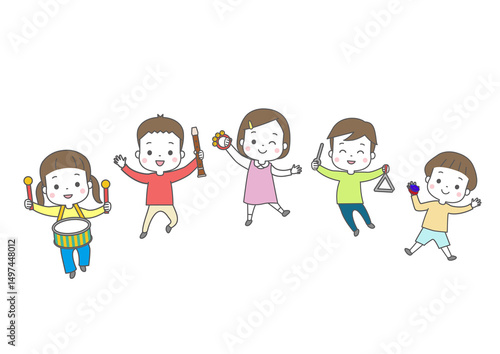 笑顔で楽しそうに楽器を演奏している子供たち