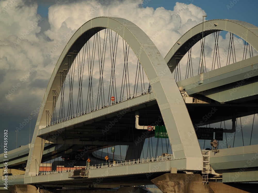 Fototapeta premium 夕暮れの首都高速のアーチ橋