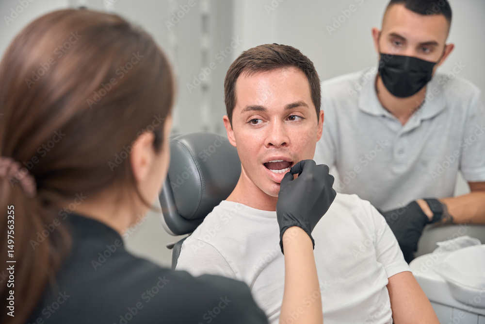 Obraz premium Female dentist undertake patient examination before teeth treatment