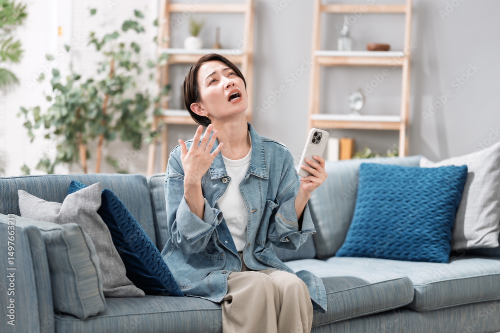 暑がる女性 暑がる女性