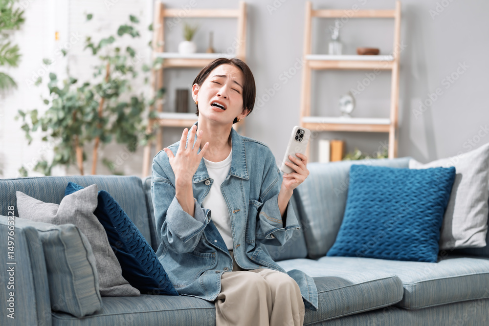 暑がる女性 暑がる女性